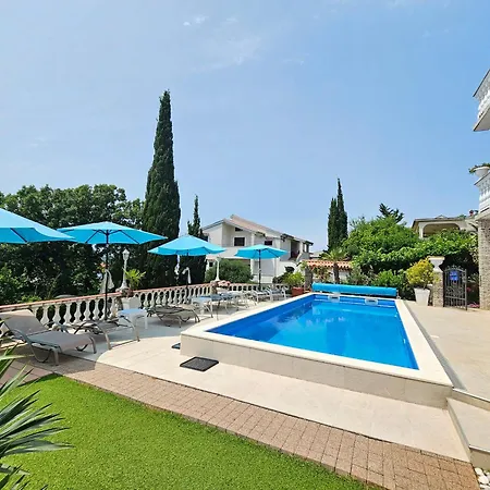 Apartments Villa Vera, 200 M From The Beach * Novi Vinodolski