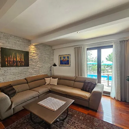 Apartments Villa Vera, 200 M From The Beach Apartment Novi Vinodolski