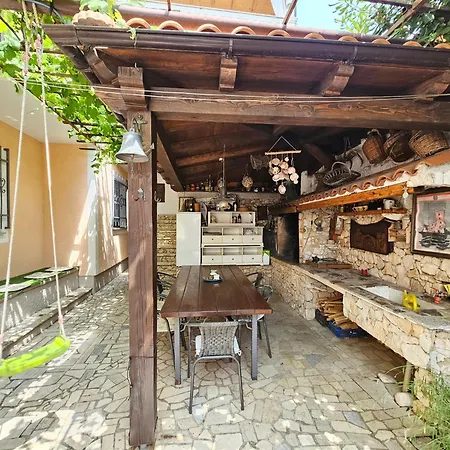 Apartment Apartments Villa Vera, 200 M From The Beach Novi Vinodolski