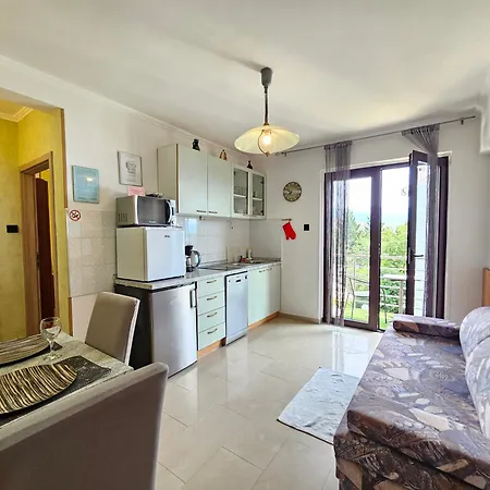 Apartments Villa Vera, 200 M From The Beach Novi Vinodolski