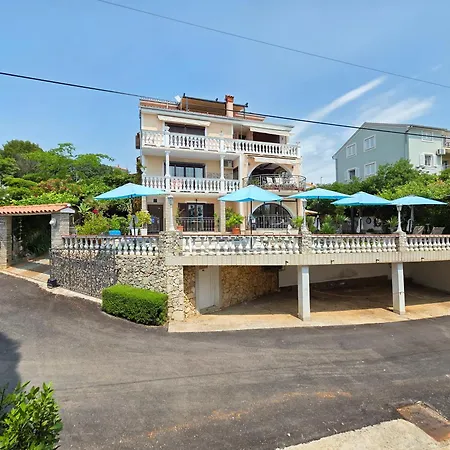 Apartments Villa Vera, 200 M From The Beach Apartment Novi Vinodolski