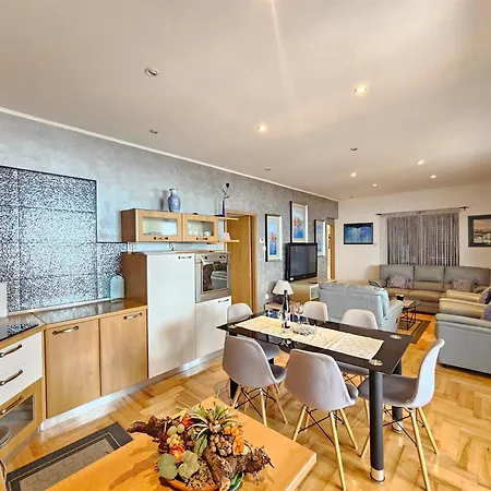 Apartments Villa Vera, 200 M From The Beach * Novi Vinodolski