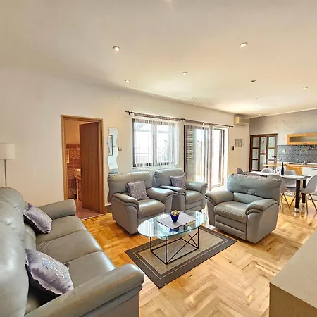 Apartments Villa Vera, 200 M From The Beach Novi Vinodolski