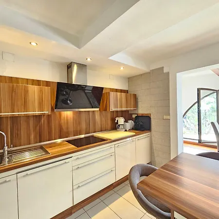 Apartment Apartments Villa Vera, 200 M From The Beach