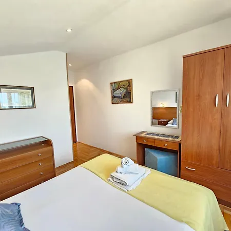 Apartments Villa Vera, 200 M From The Beach Apartment Novi Vinodolski