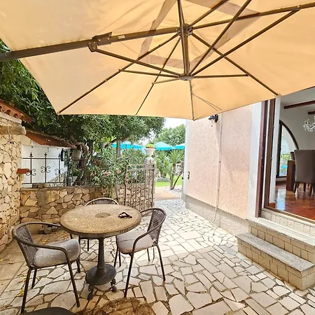 Apartments Villa Vera, 200 M From The Beach Novi Vinodolski
