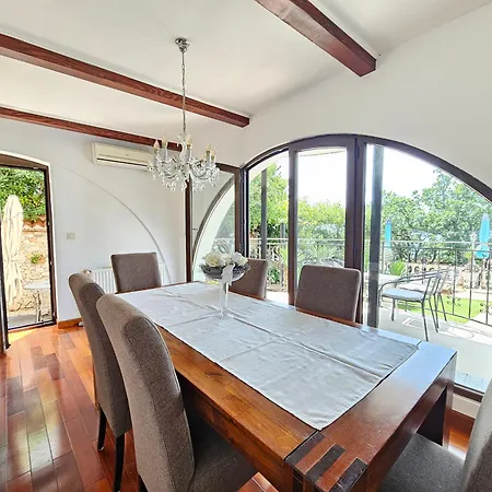 Apartments Villa Vera, 200 M From The Beach * Novi Vinodolski