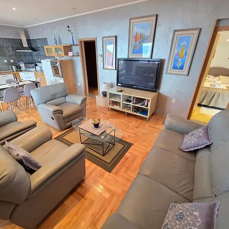 Apartment Apartments Villa Vera, 200 M From The Beach Novi Vinodolski