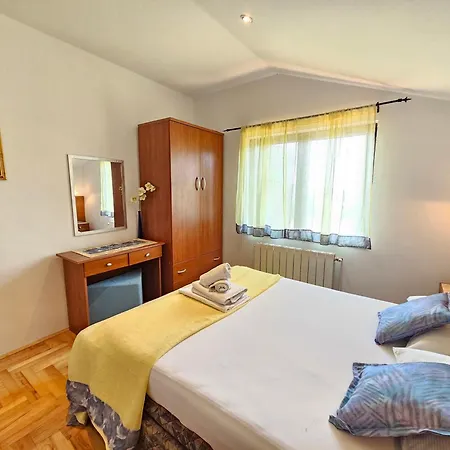 Apartments Villa Vera, 200 M From The Beach * Novi Vinodolski