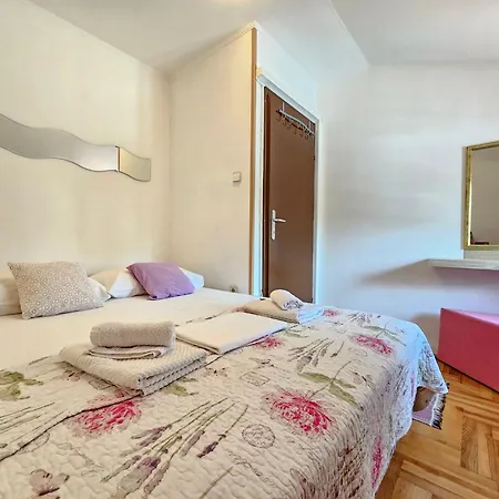 Apartments Villa Vera, 200 M From The Beach * Novi Vinodolski
