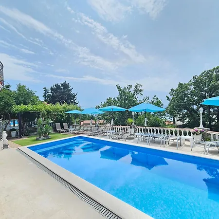 Apartments Villa Vera, 200 M From The Beach * Novi Vinodolski