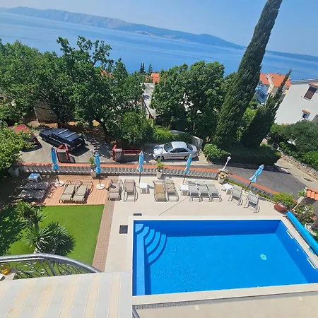 Apartments Villa Vera, 200 M From The Beach * Novi Vinodolski