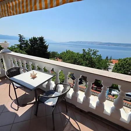 Apartment Apartments Villa Vera, 200 M From The Beach Novi Vinodolski