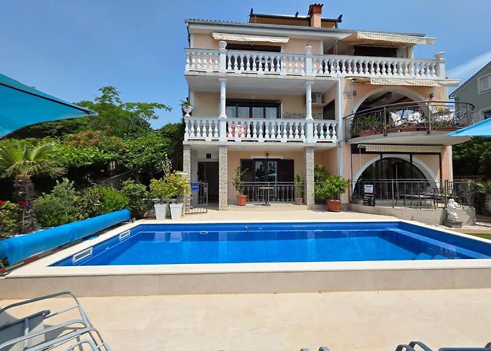 Apartman Villa Vera Apartments With Pool, 200 M From The Beach Novi Vinodolski