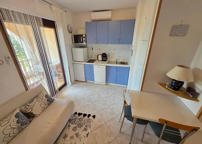 Villa Vera Apartments With Pool, 200 M From The Beach Apartman *