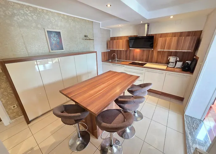 Villa Vera Apartments With Pool, 200 M From The Beach Apartman *