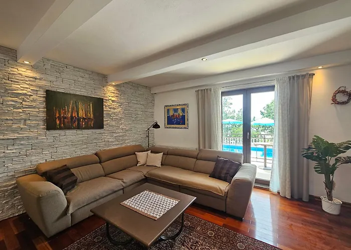 Villa Vera Apartments With Pool, 200 M From The Beach Apartman Novi Vinodolski