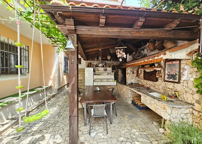 Apartman Villa Vera Apartments With Pool, 200 M From The Beach Novi Vinodolski