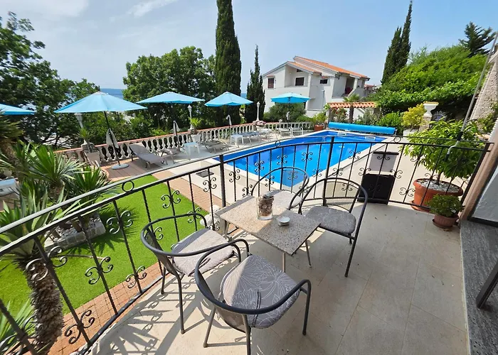 Villa Vera Apartments With Pool, 200 M From The Beach Apartman