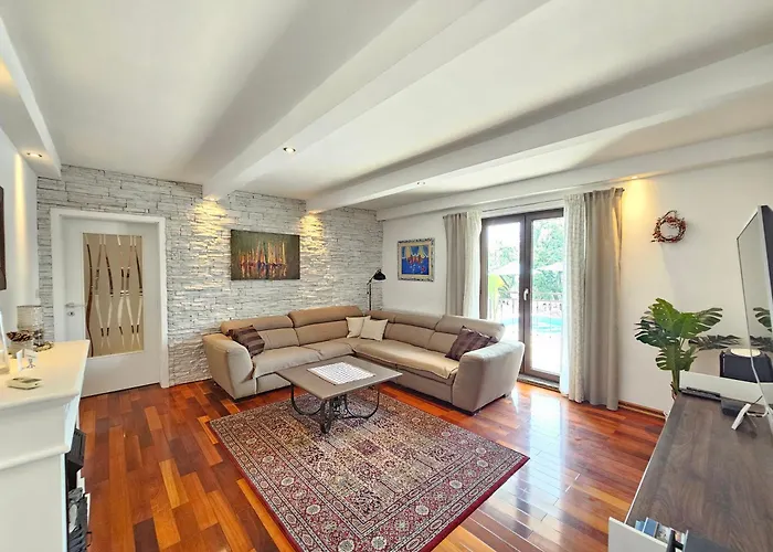 Villa Vera Apartments With Pool, 200 M From The Beach Apartman *