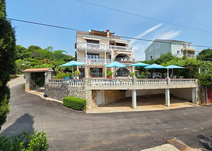 Villa Vera Apartments With Pool, 200 M From The Beach Apartman Novi Vinodolski