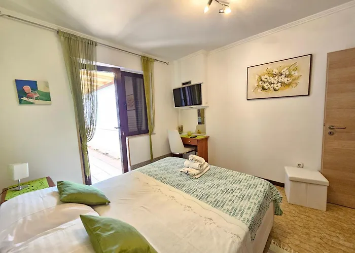Apartman Villa Vera Apartments With Pool, 200 M From The Beach
