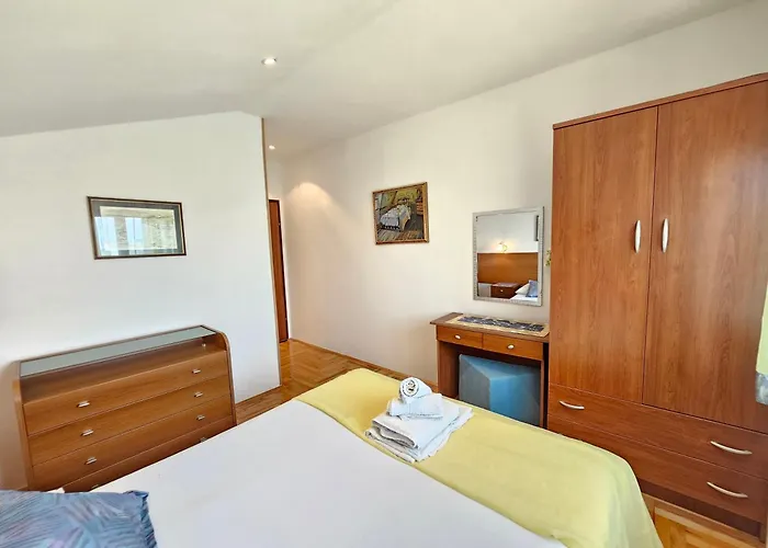 Villa Vera Apartments With Pool, 200 M From The Beach Apartman Novi Vinodolski