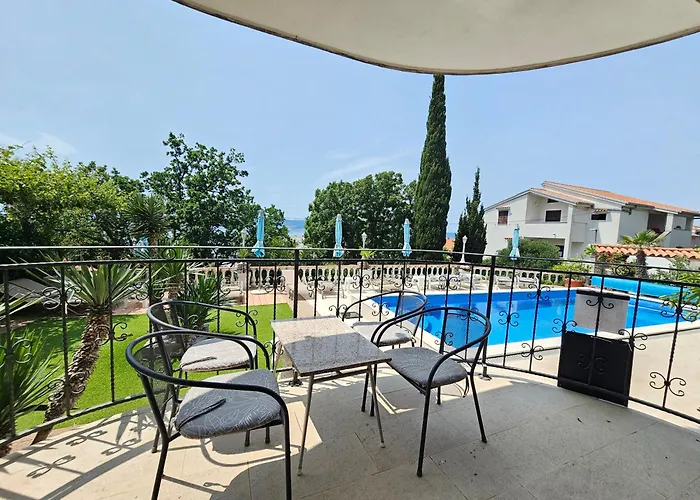 Apartman Villa Vera Apartments With Pool, 200 M From The Beach