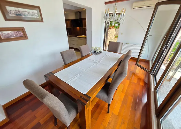 Apartman Villa Vera Apartments With Pool, 200 M From The Beach