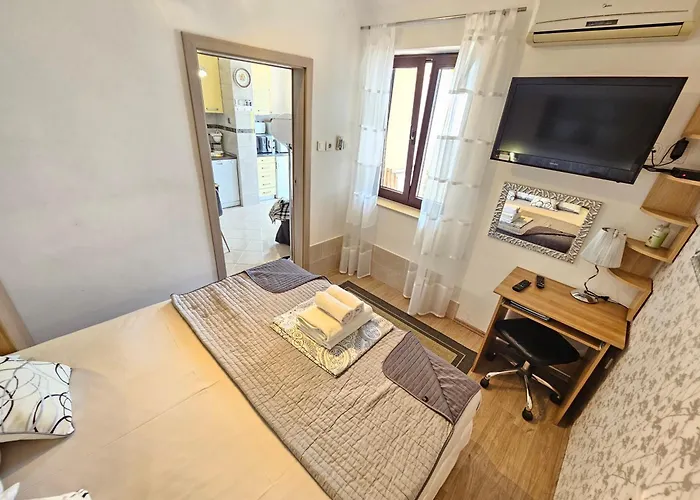 Villa Vera Apartments With Pool, 200 M From The Beach Apartman