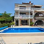 Appartamento Vera With Pool, 200 M From The Novi Vinodolski