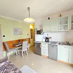 Appartamento Vera With Pool, 200 M From The Novi Vinodolski