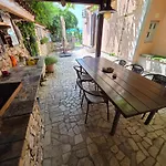 Apartment Villa Vera Apartments With Pool, 200 M From The Beach *