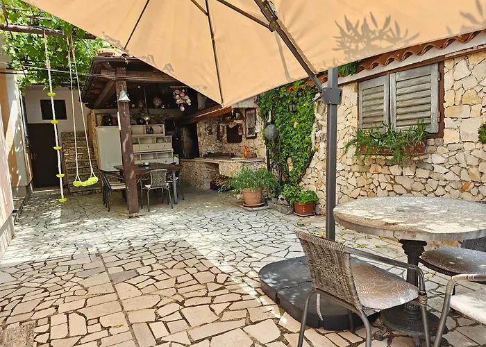 Vera With Pool, 200 M From The Lejlighed Novi Vinodolski