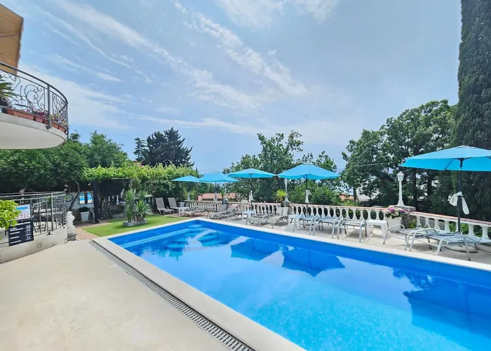 Vera With Pool, 200 M From The * Novi Vinodolski
